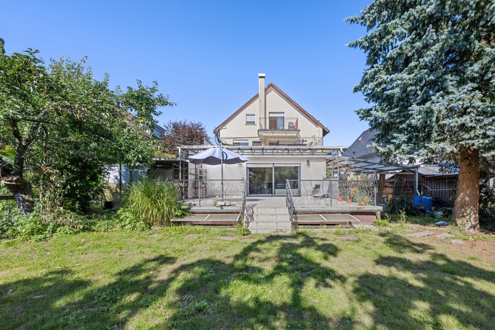 ***Modernisiertes Wohnhaus mit 3 Wohneinheiten, großem Garten und Doppelgarage***