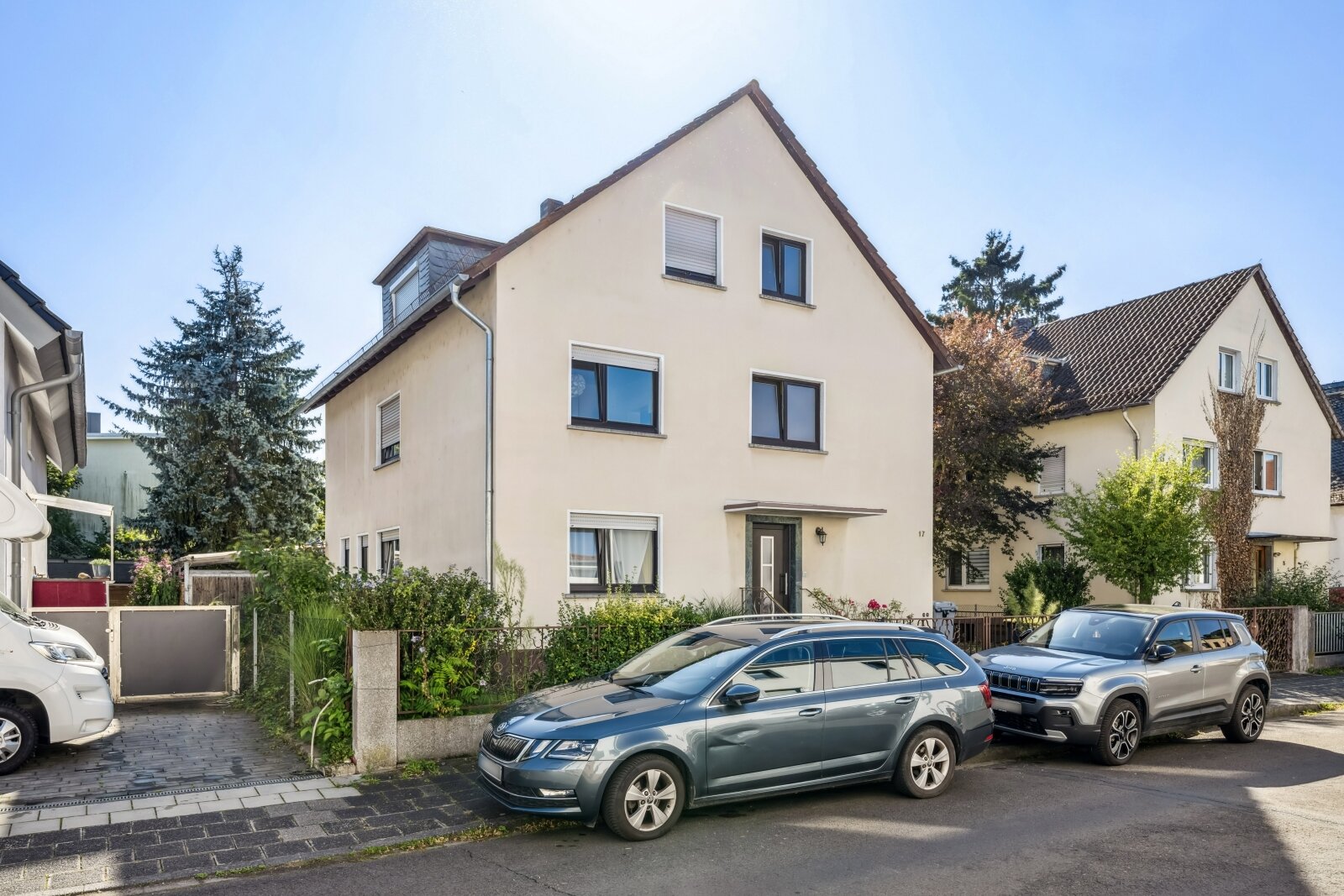 ***Modernisiertes Wohnhaus mit 3 Wohneinheiten, großem Garten und Doppelgarage***