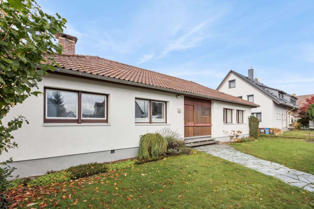 Architektenbungalow in ruhiger Lage mit großem Grundstück und Pool