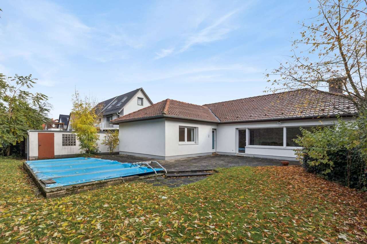 Architektenbungalow in ruhiger Lage mit großem Grundstück und Pool