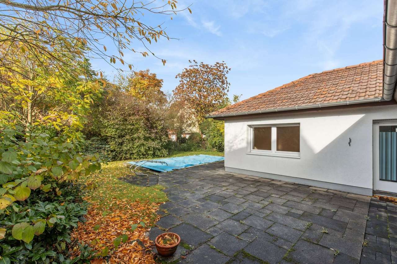 Architektenbungalow in ruhiger Lage mit großem Grundstück und Pool