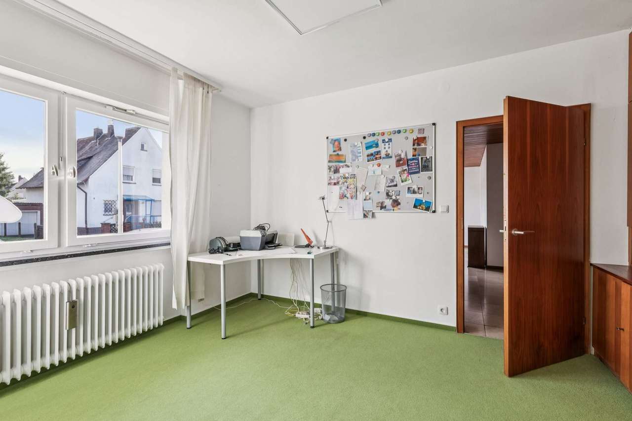 Architektenbungalow in ruhiger Lage mit großem Grundstück und Pool