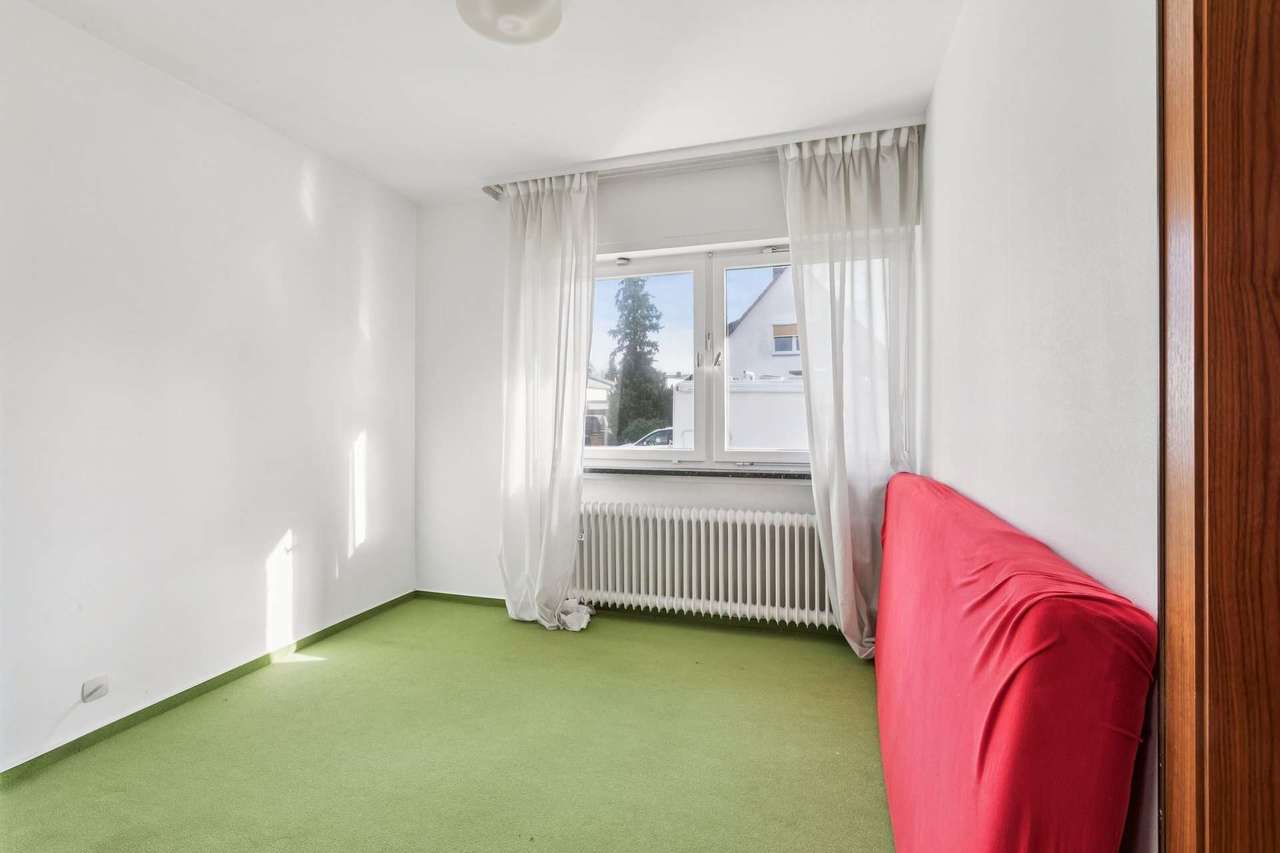 Architektenbungalow in ruhiger Lage mit großem Grundstück und Pool