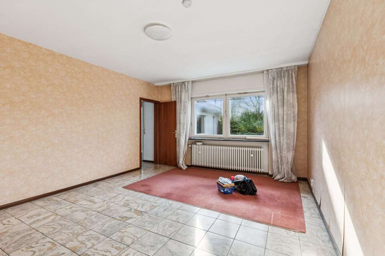 Architektenbungalow in ruhiger Lage mit großem Grundstück und Pool