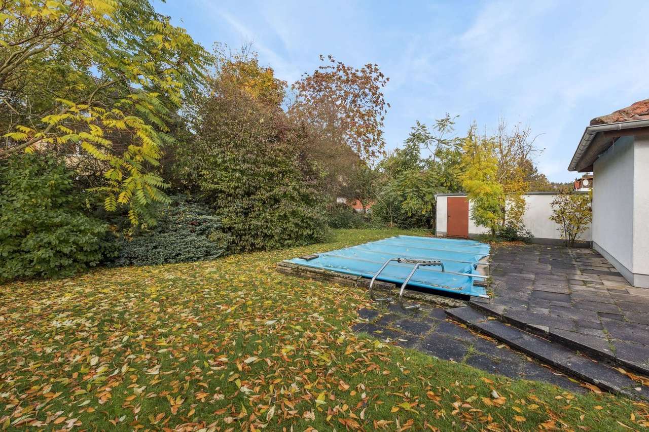 Architektenbungalow in ruhiger Lage mit großem Grundstück und Pool