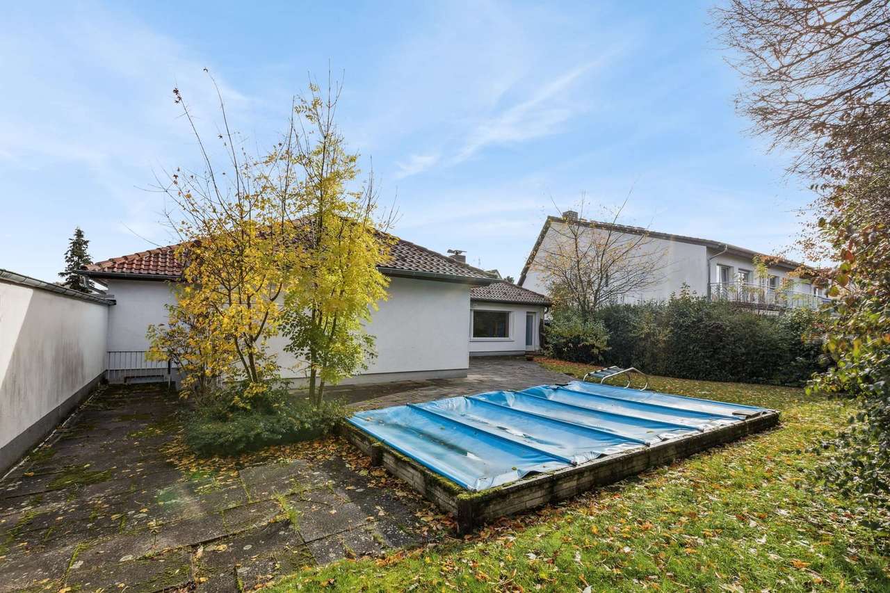 Architektenbungalow in ruhiger Lage mit großem Grundstück und Pool