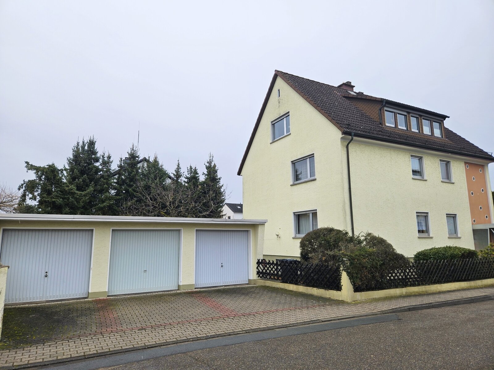 Charmantes 3‑Familienhaus mit 3 Garagen und viel Potenzial in zentraler Lage 