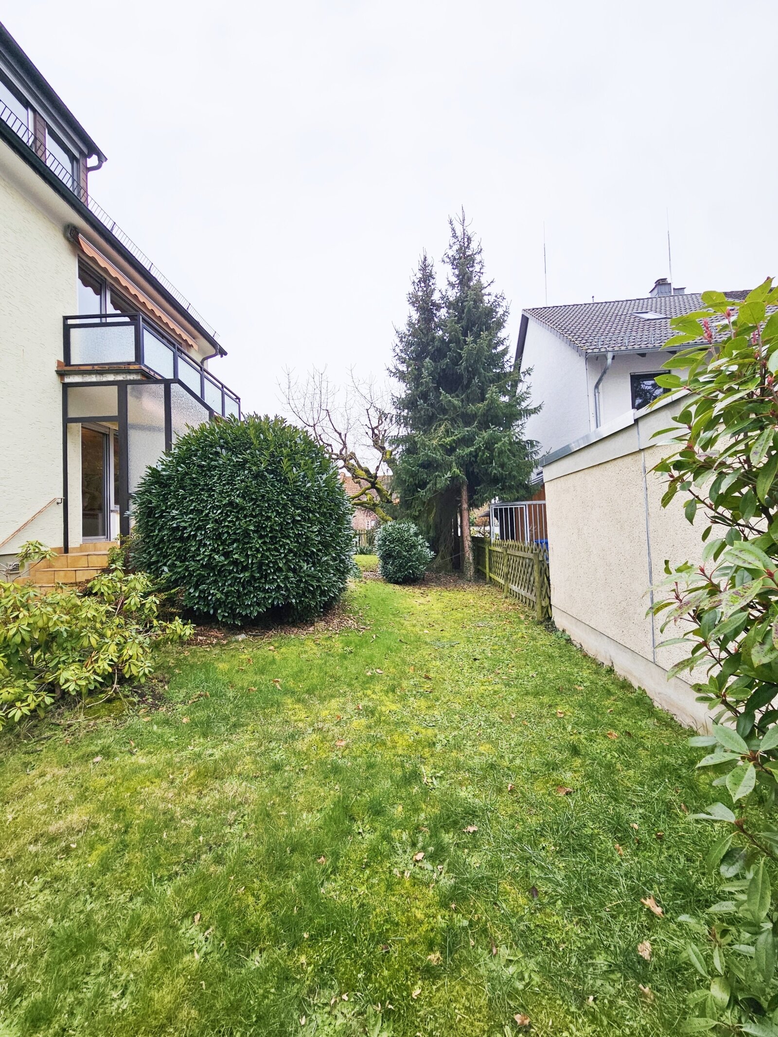 Charmantes 3‑Familienhaus mit 3 Garagen und viel Potenzial in zentraler Lage 