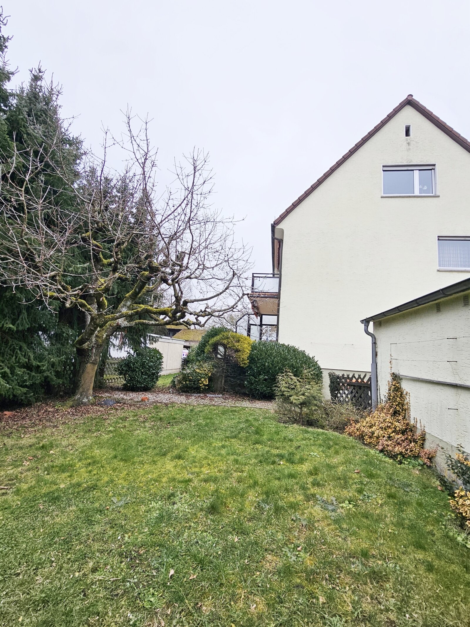 Charmantes 3‑Familienhaus mit 3 Garagen und viel Potenzial in zentraler Lage 