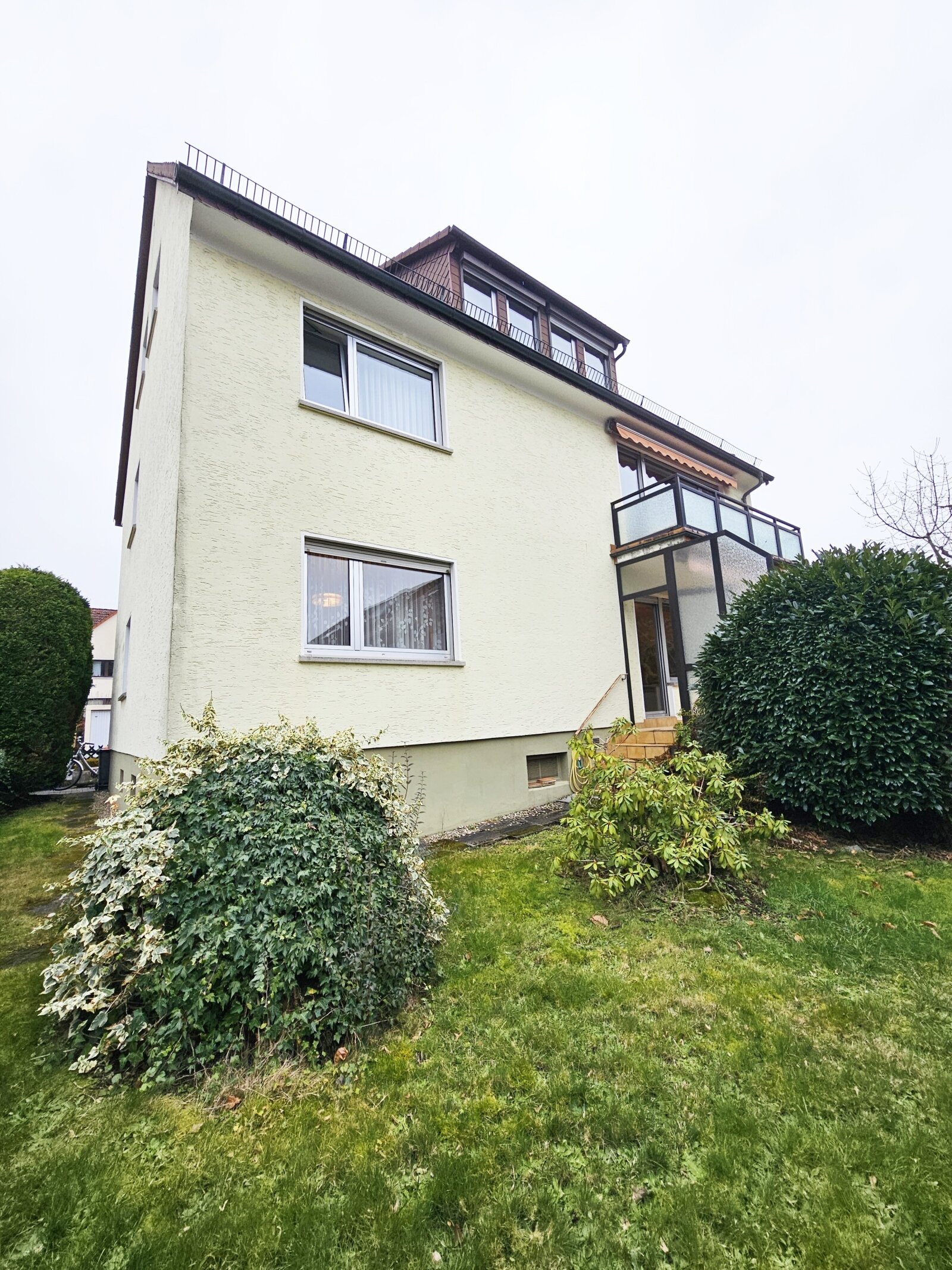Charmantes 3‑Familienhaus mit 3 Garagen und viel Potenzial in zentraler Lage 