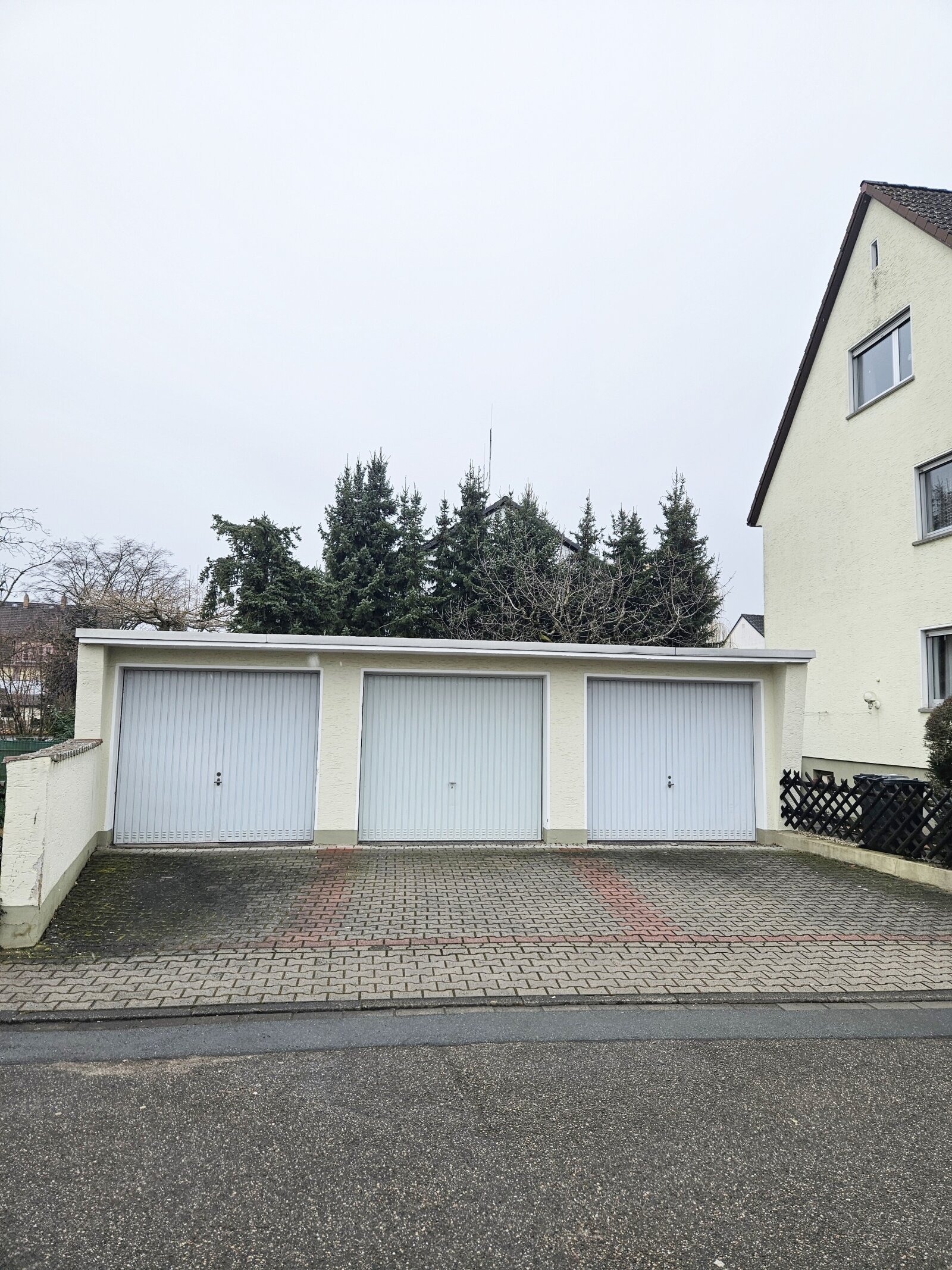 Charmantes 3‑Familienhaus mit 3 Garagen und viel Potenzial in zentraler Lage 