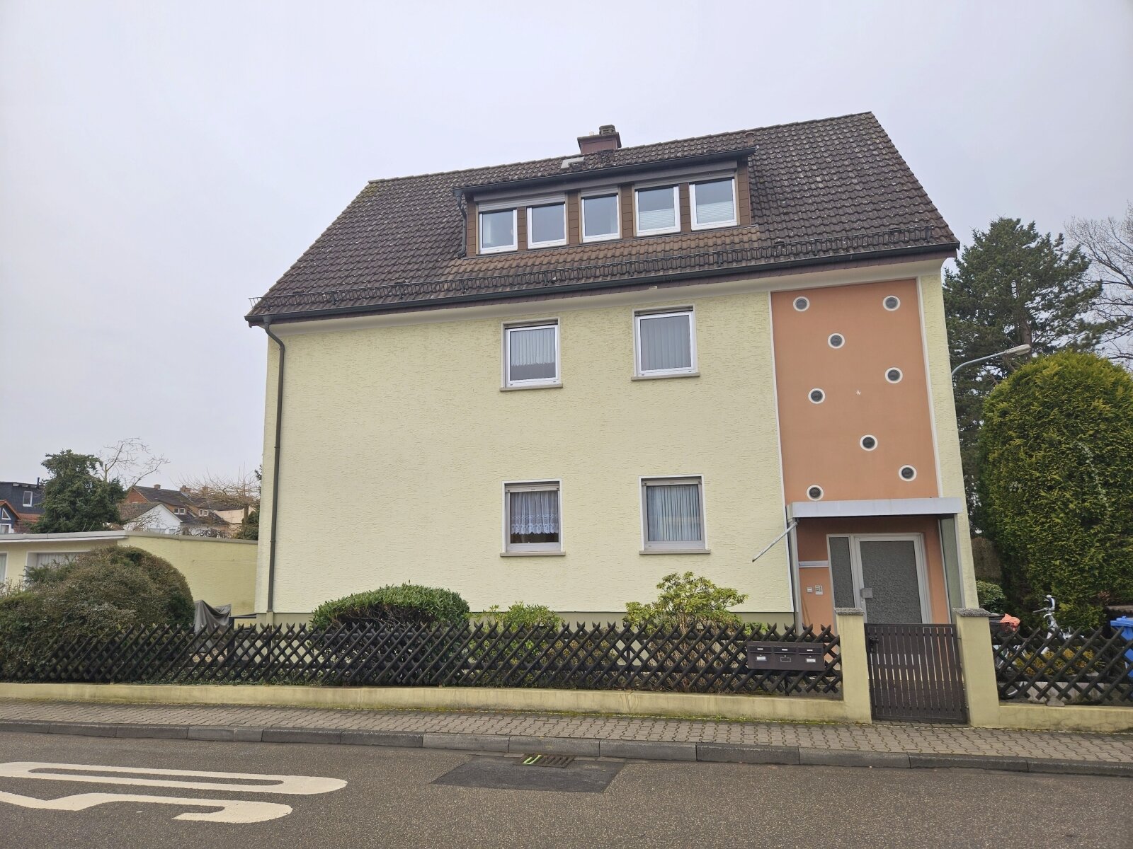 Charmantes 3‑Familienhaus mit 3 Garagen und viel Potenzial in zentraler Lage 