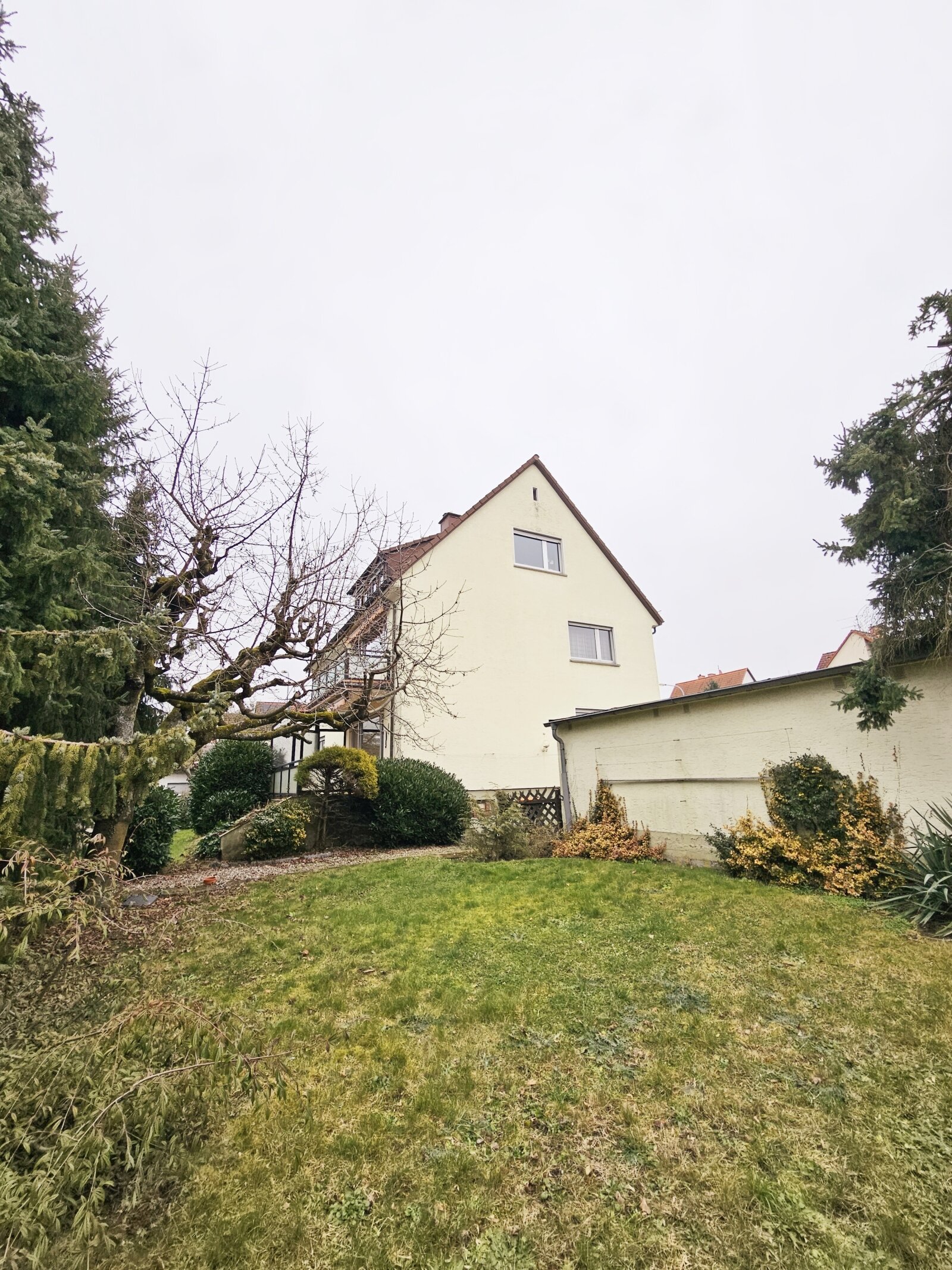 Charmantes 3‑Familienhaus mit 3 Garagen und viel Potenzial in zentraler Lage 