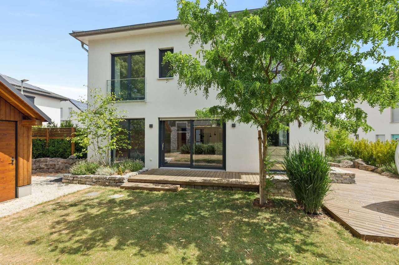 Luxuriöses Passivhaus mit Sauna- und Nebengebäude in sehr ruhiger Wohnlage