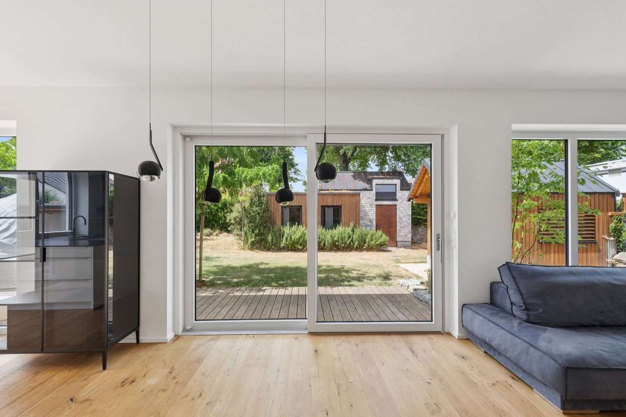 Luxuriöses Passivhaus mit Sauna- und Nebengebäude in sehr ruhiger Wohnlage