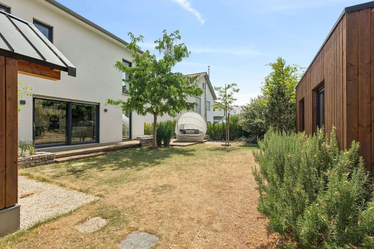 Luxuriöses Passivhaus mit Sauna- und Nebengebäude in sehr ruhiger Wohnlage