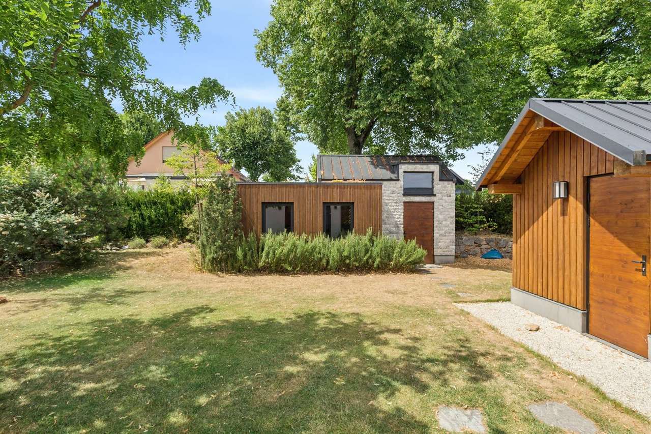 Luxuriöses Passivhaus mit Sauna- und Nebengebäude in sehr ruhiger Wohnlage