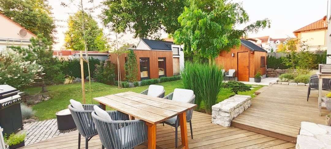 Luxuriöses Passivhaus mit Sauna- und Nebengebäude in sehr ruhiger Wohnlage