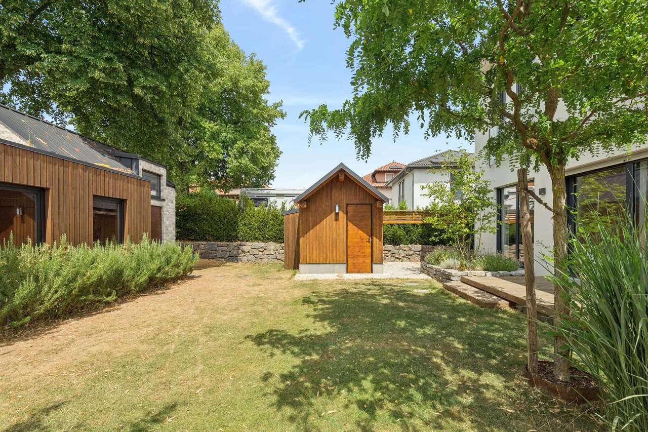 Luxuriöses Passivhaus mit Sauna- und Nebengebäude in sehr ruhiger Wohnlage