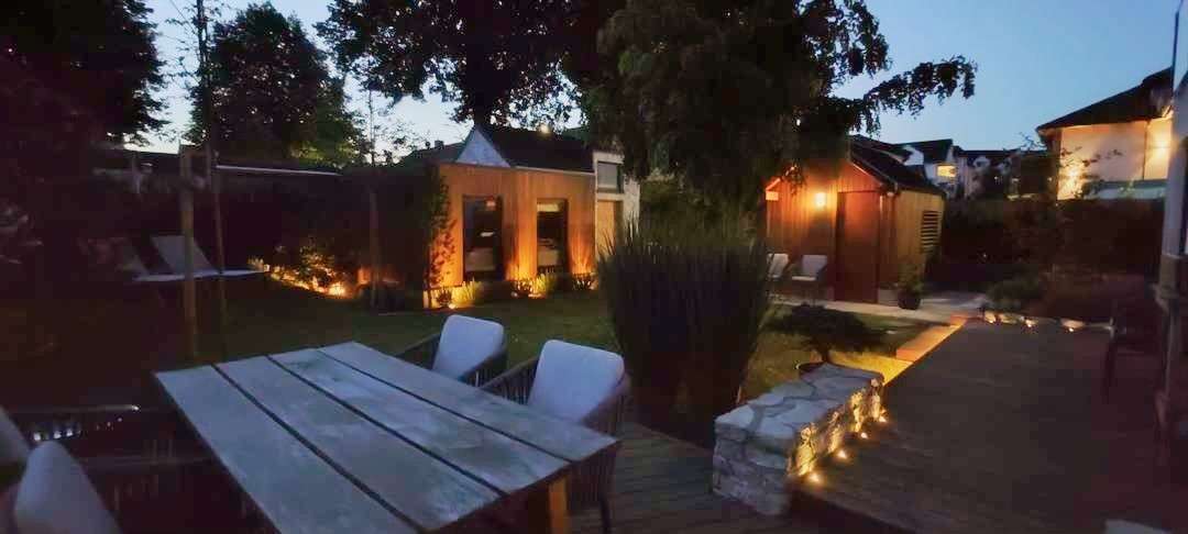 Luxuriöses Passivhaus mit Sauna- und Nebengebäude in sehr ruhiger Wohnlage