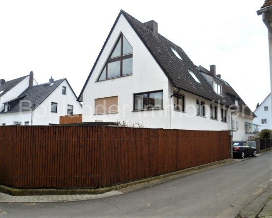 Giebelseite mit Palisadenzaun
