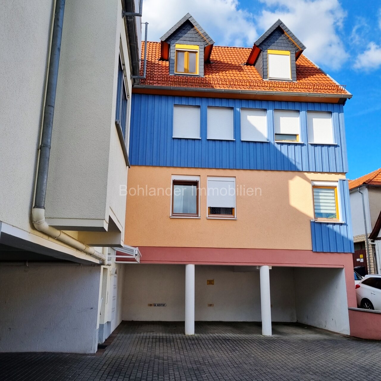 Außenansicht mit Carport