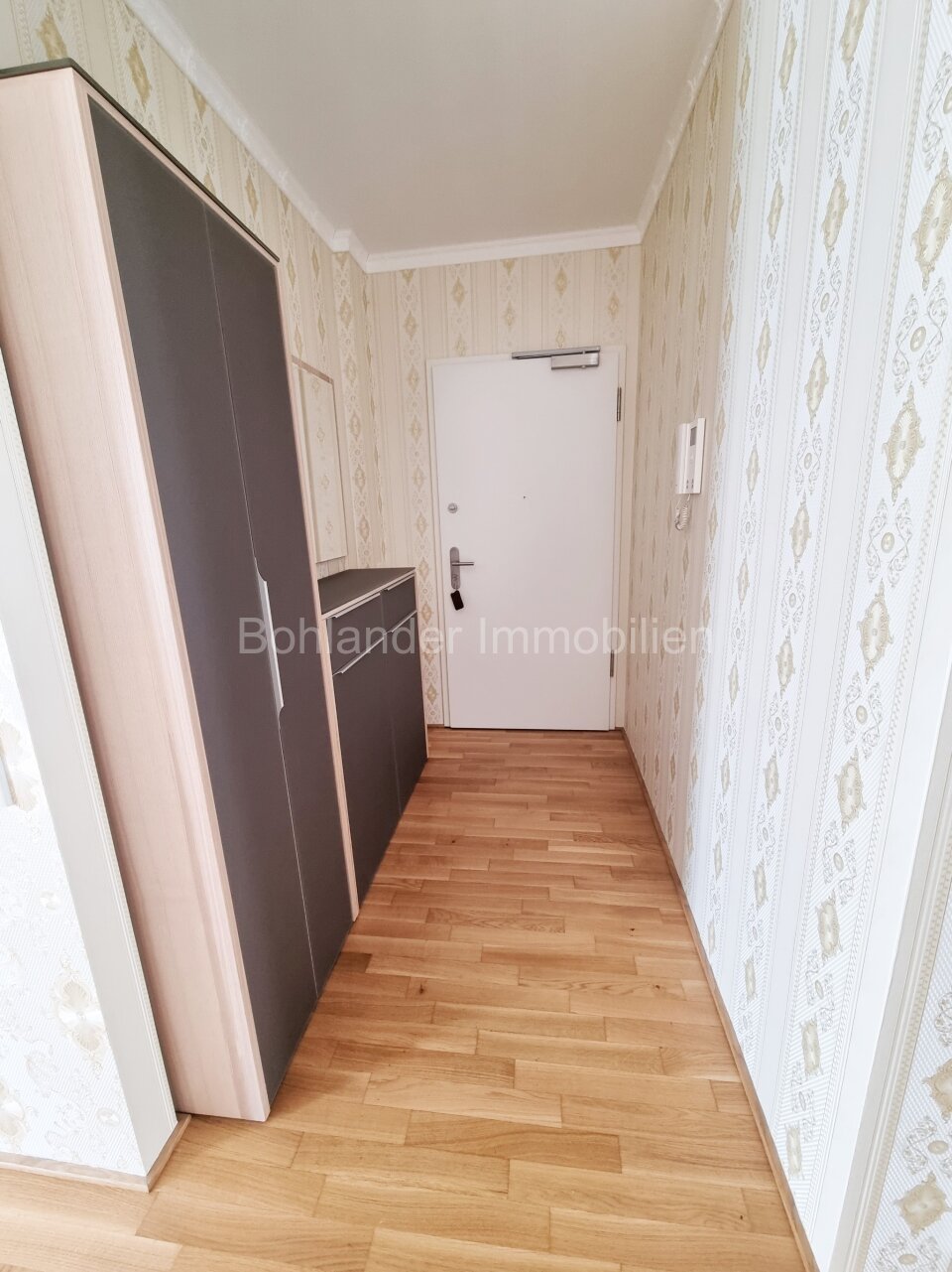 Wohnungseingang mit Garderobe