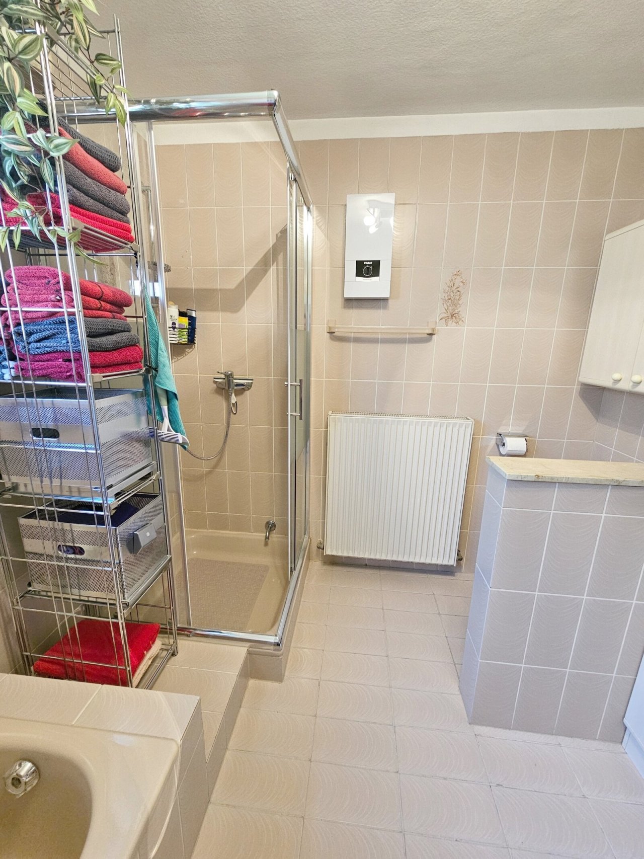 Wannen-Duschbad mit Doppelwaschbecken 1. OG Wannen-Duschbad mit Doppelwaschbecken 1. OG