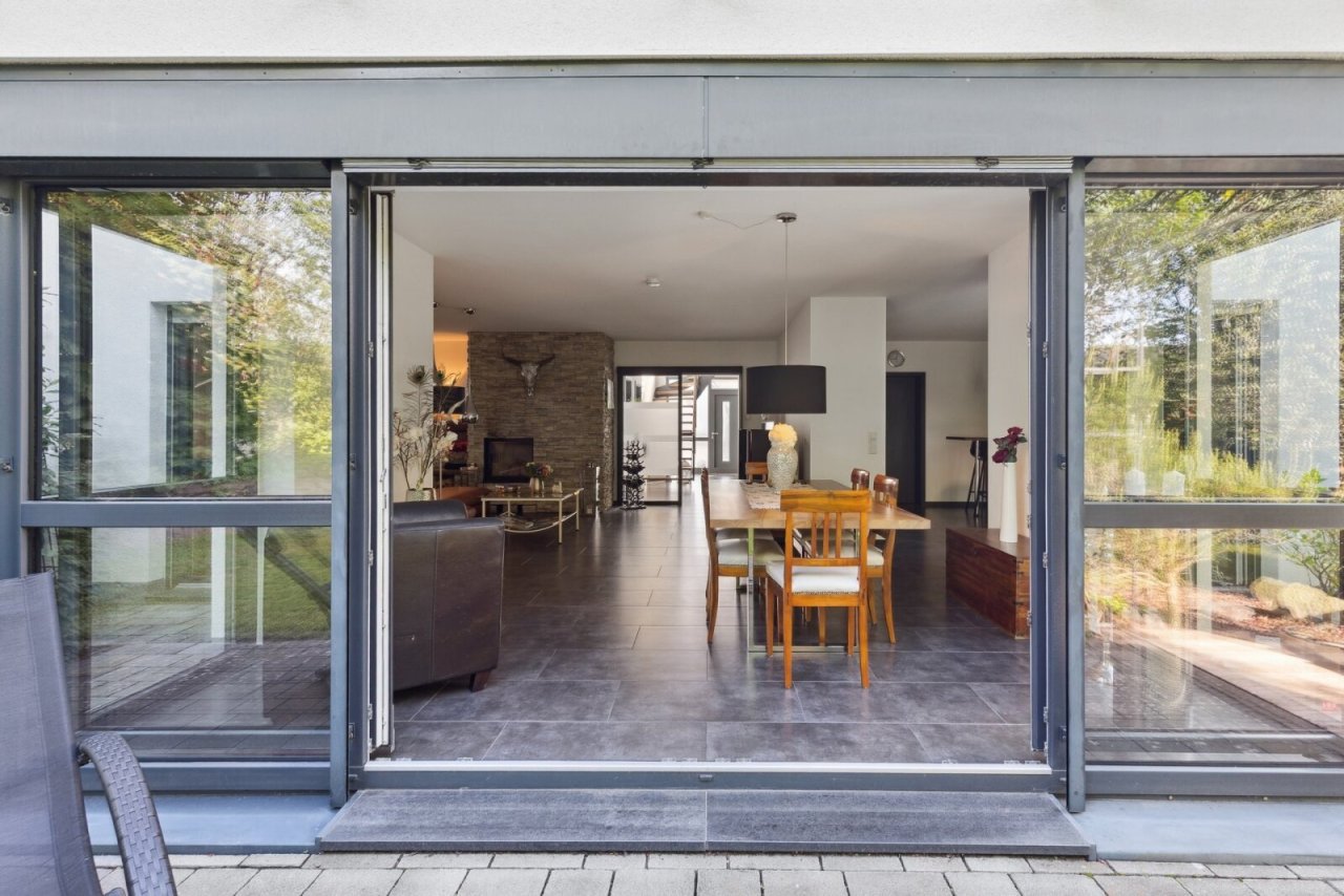Blick vom Garten ins Haus