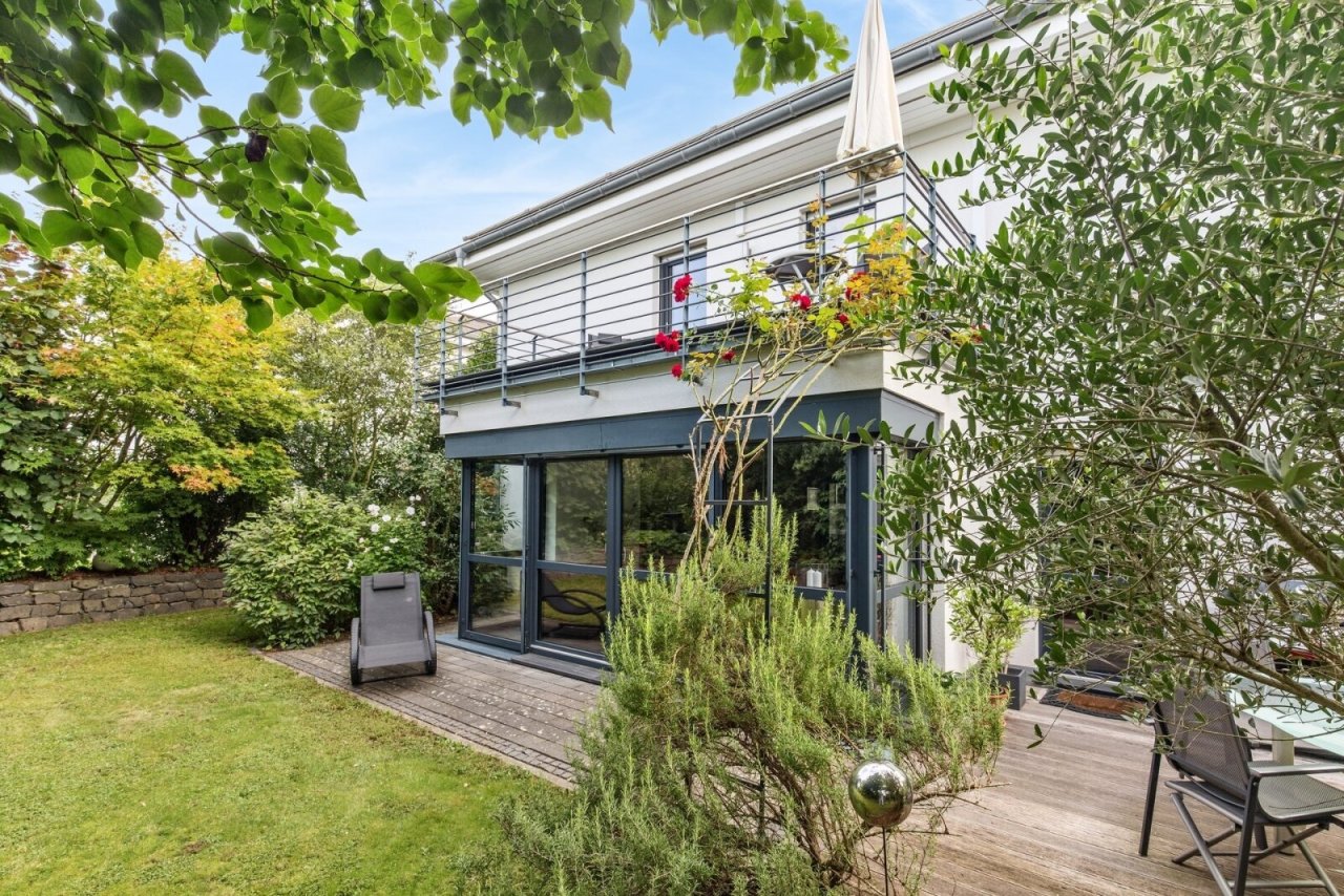 Rückansicht mit Terrasse