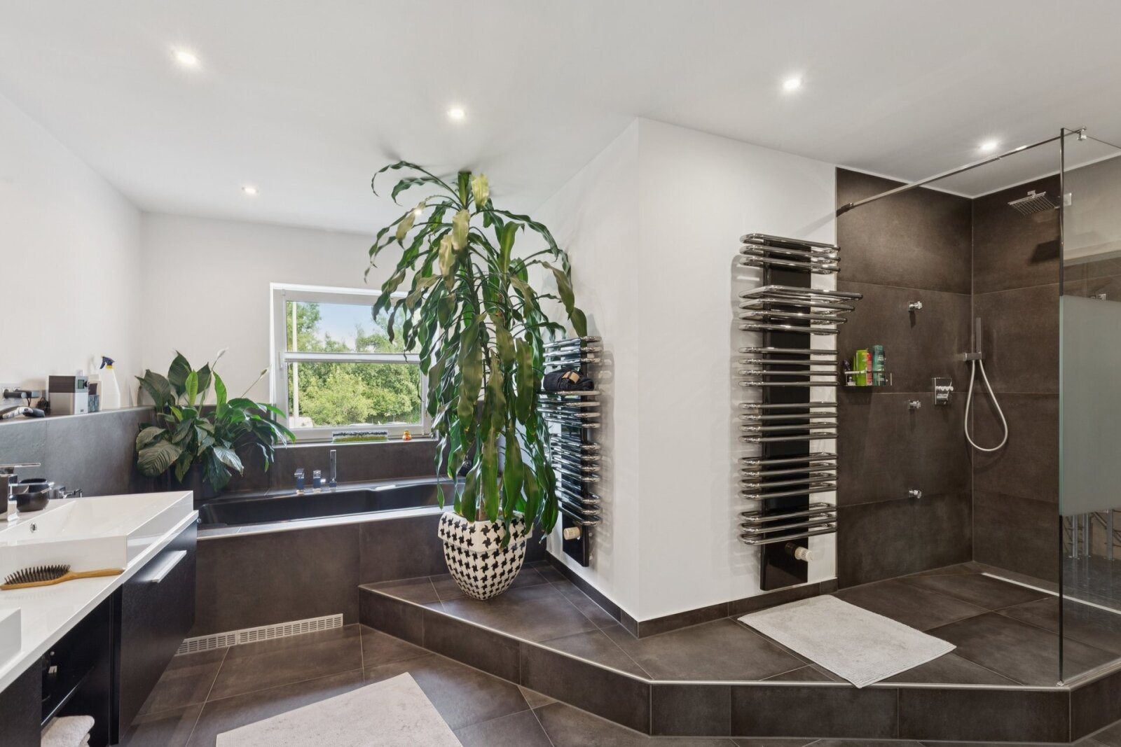 Whirlpoolwanne und Rainshowerdusche Whirlpoolwanne und Rainshowerdusche