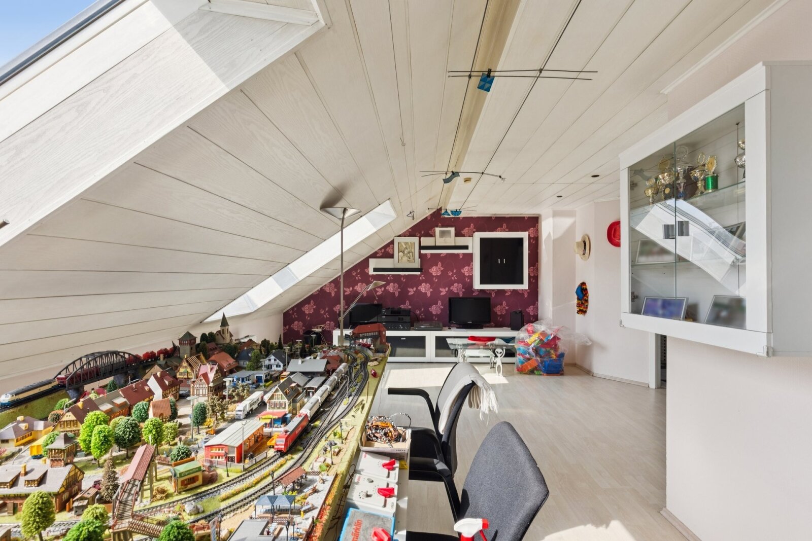 großes Dachgeschosszimmer (2) - Kopie großes Dachgeschosszimmer (2) - Kopie