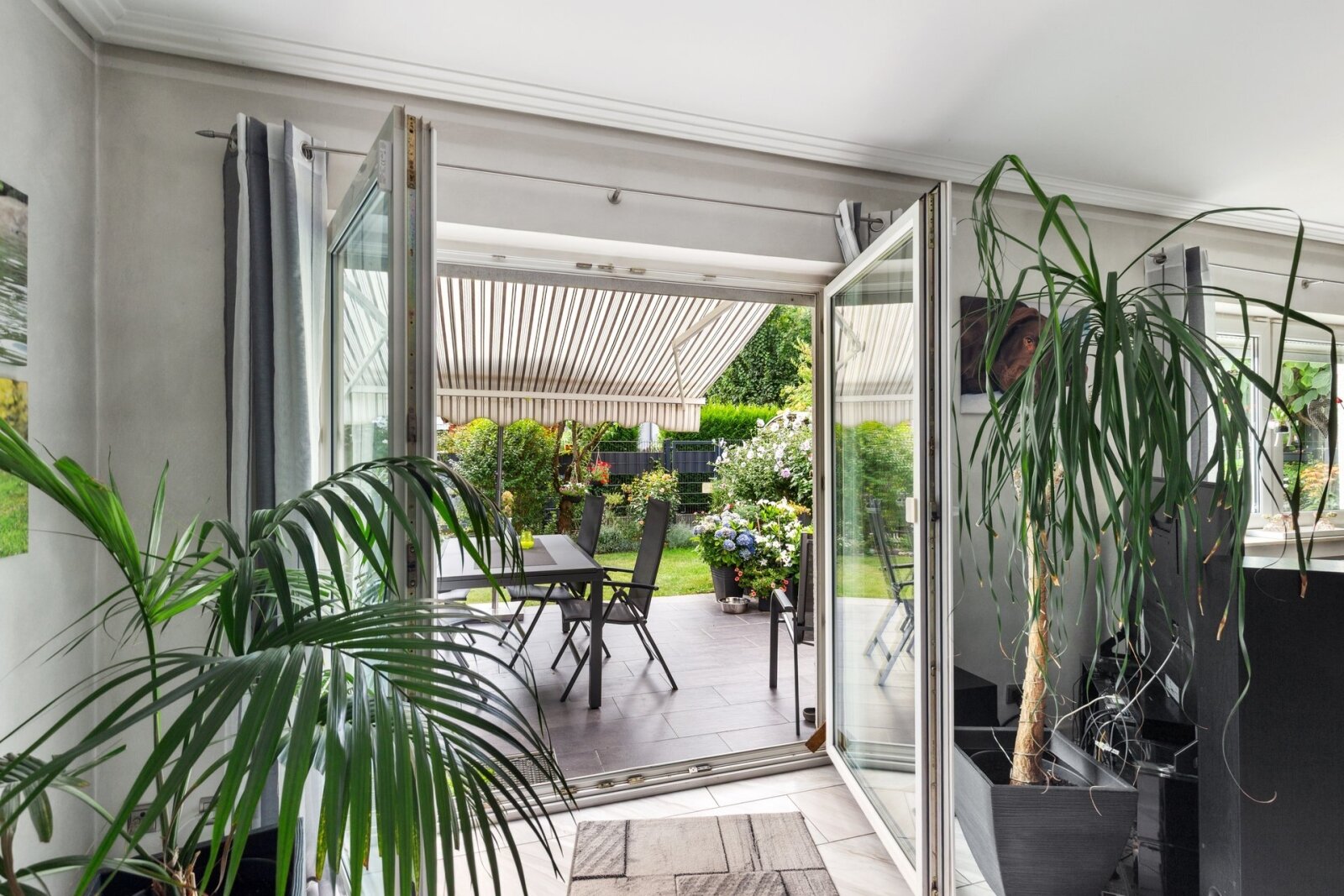 Gartenblick vom Wohnzimmer Gartenblick vom Wohnzimmer