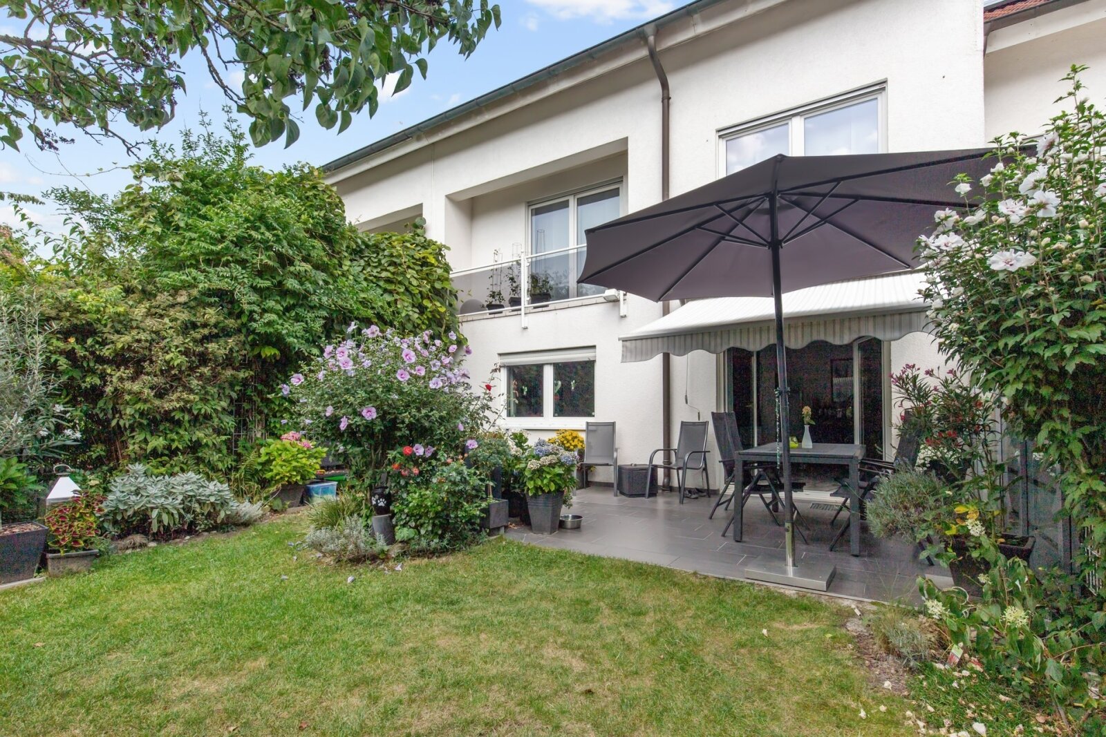 Rückansicht mit Terrasse Rückansicht mit Terrasse