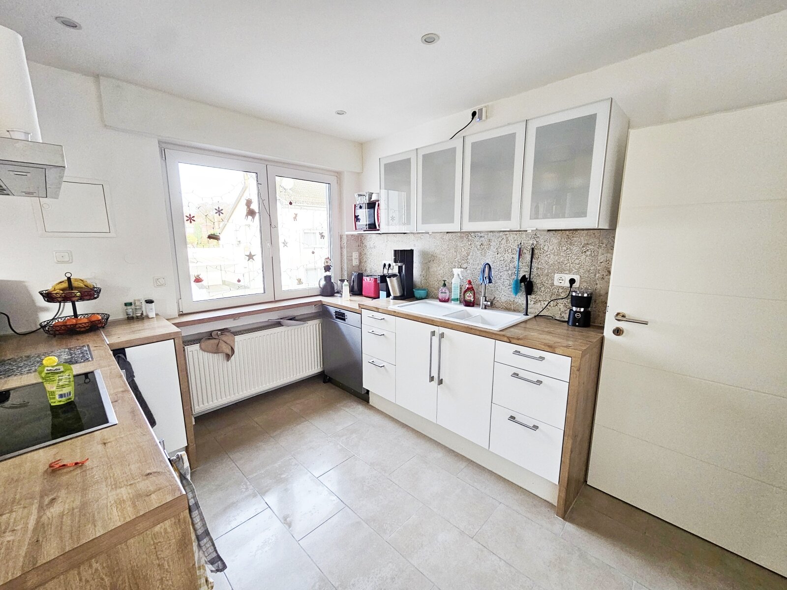 Küche mit Einbauküche